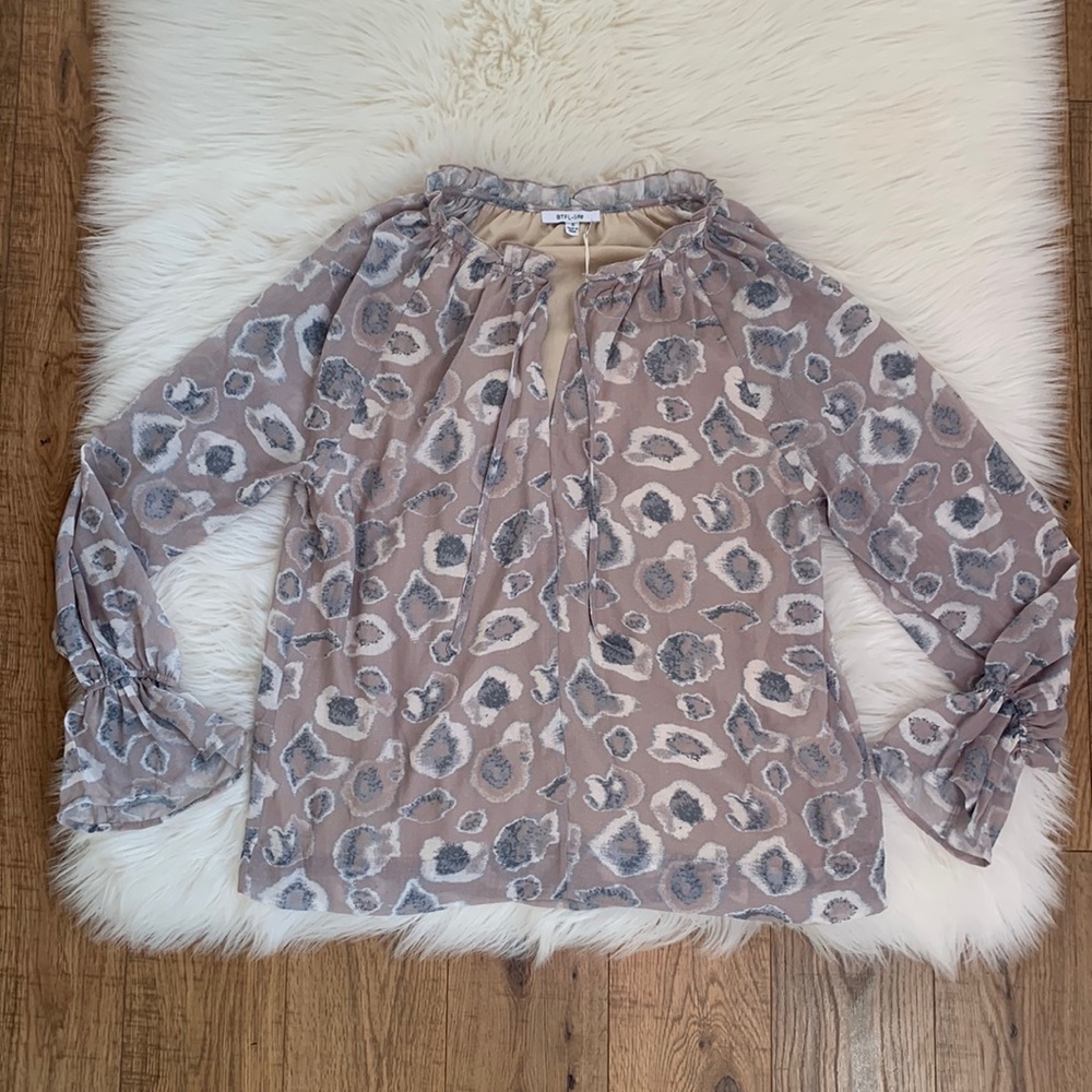 NWT BTFL-life Tan Gray White Printed Long Sleeve Blouse Ruffle Neck Womens Small